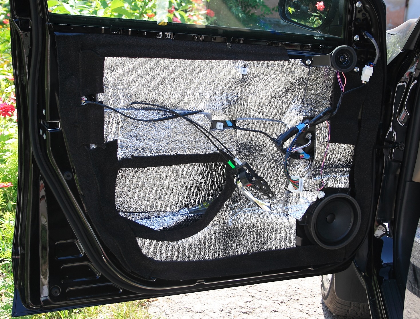 Передняя дверь из виброизоляционным материалом по периметру Toyota RAV4