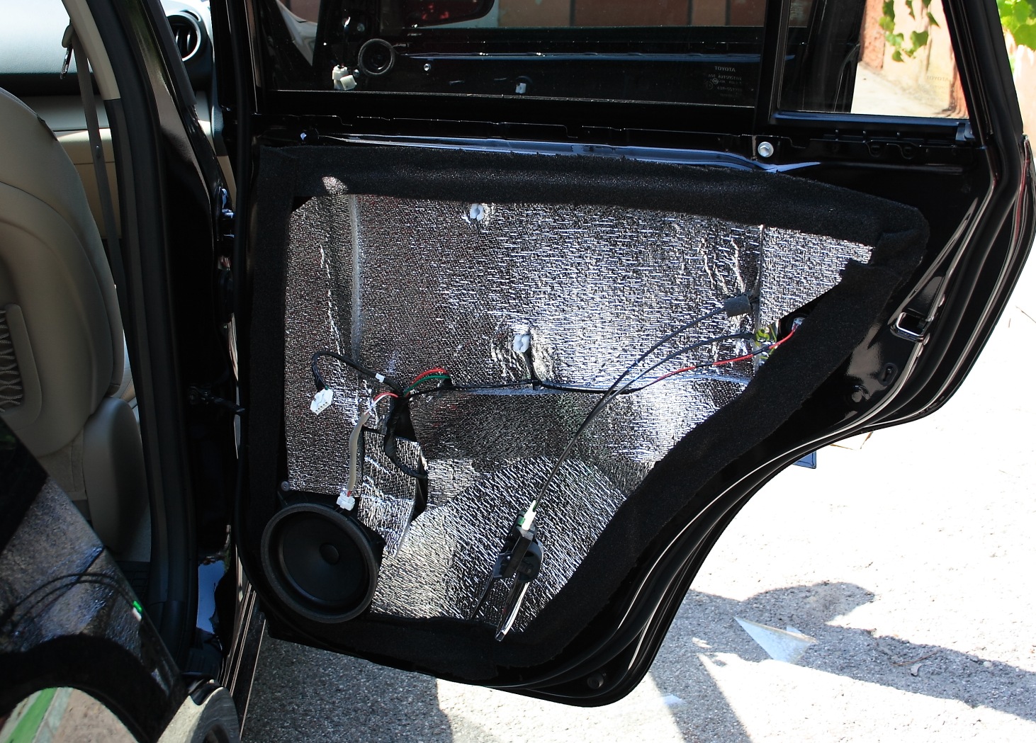 Задняя дверь из виброизоляционным материалом по периметру Toyota RAV4