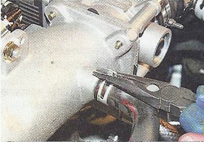 Сжимаем усики хомута шланга системы вентиляции картерных газов Nissan Primera