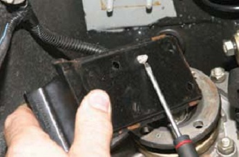 Сжимаем лепестки держателя проводов и отсоединяем держатель от опоры Chevrolet Niva