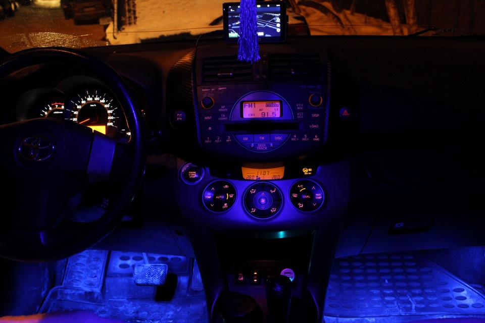 Включена вся подсветка в салоне Toyota RAV4