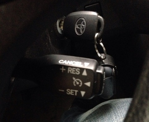 Установленный рычаг управления круиз-контролем в Toyota RAV4