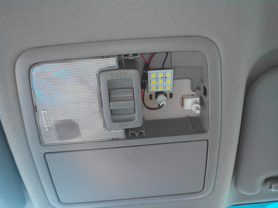Установка светодиодной площадки в передний плафон Toyota RAV4