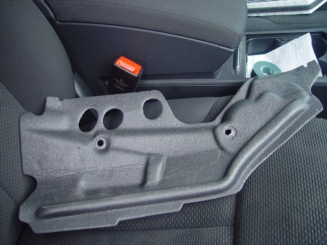 Снятая пластиковая крышка, закрывающая место установки фильтра салона Volkswagen Passat B6 2005-2010