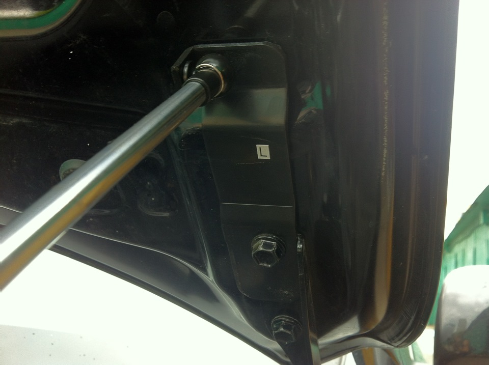 Верхнее левое крепление гидропневматического упора капота Toyota RAV4