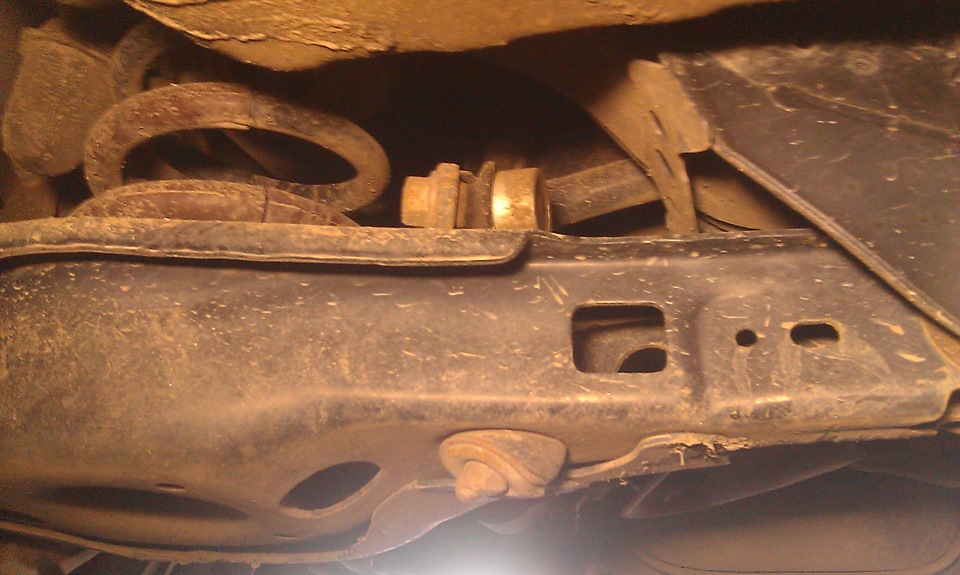 Изогнутая стойка заднего стабилизатора поперечной устойчивости в Toyota RAV4