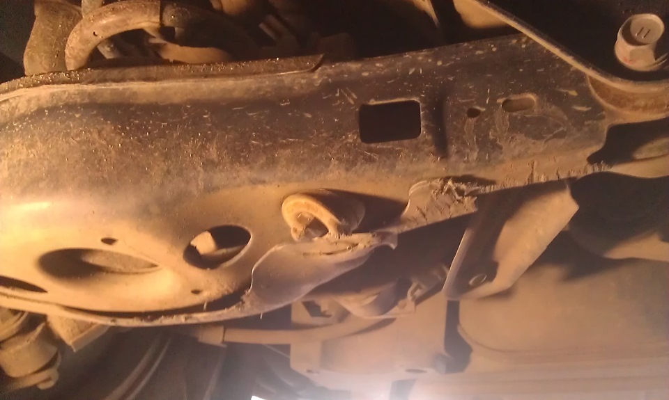 Поврежденная стойка стабилизатора поперечной устойчивости в Toyota RAV4