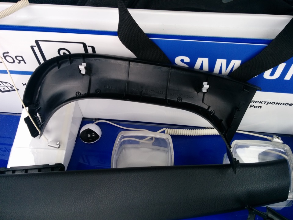 Боковая накладка двери багажника Toyota RAV4