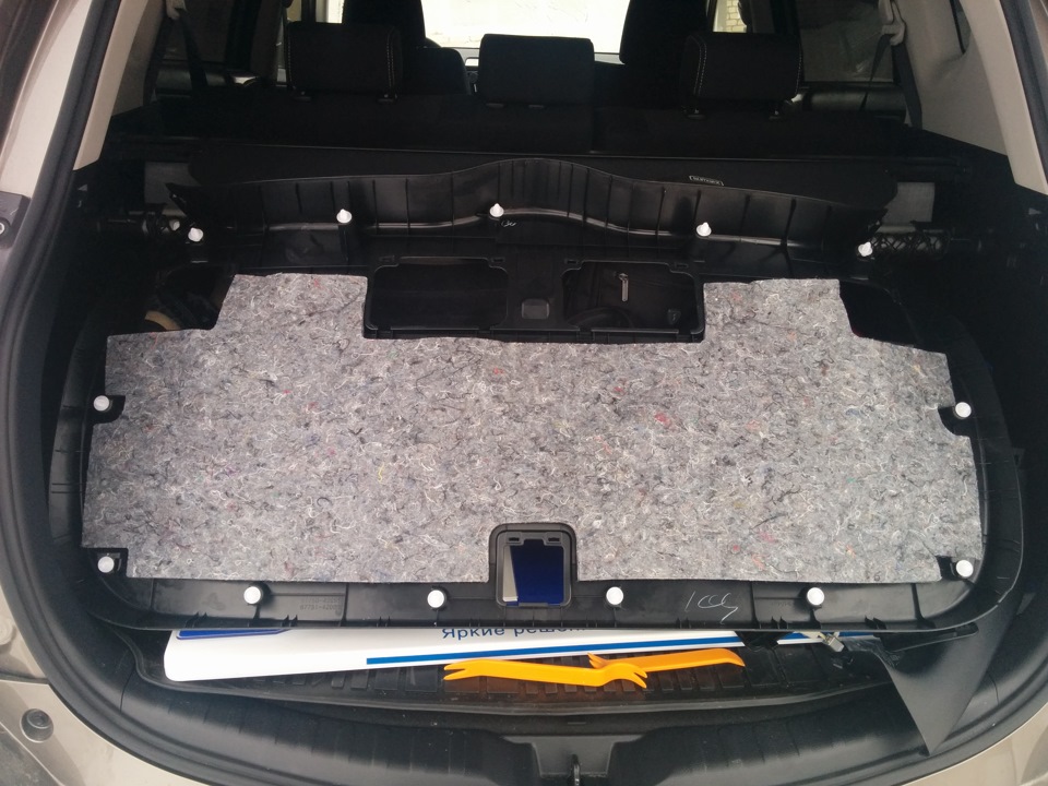 Снятая основная накладка двери багажника Toyota RAV4