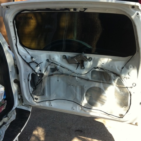 Дверь багажника без обшивки в Toyota RAV4
