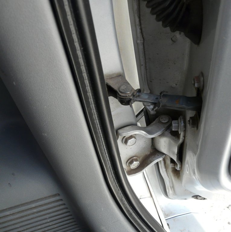 Месторасположение ограничителя двери багажника в Toyota RAV4