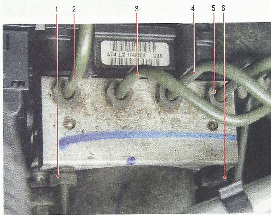 Подключение тормозных трубок к гидроэлектрическому блоку антиблокировочной системы тормозов Nissan Primera