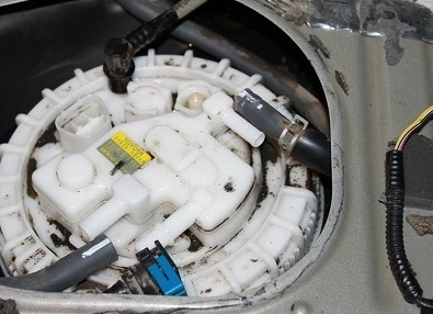 Отсоединение шлангов топливного модуля Toyota RAV4