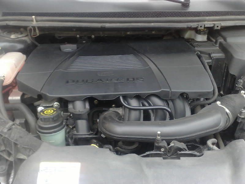 Снятие пластиковой крышки на моторе автомобиля Ford Focus 2