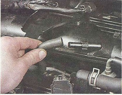 Отсоединяем шланг системы вентиляции картера двигателя от штуцера впускного коллектора Nissan Primera