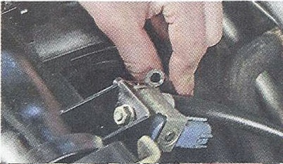 Отсоединяем шланги от электромагнитного клапана продувки адсорбера Nissan Primera