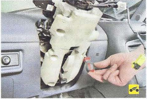 Снимаем травмобезопасную накладку рулевой колонки Nissan Primera