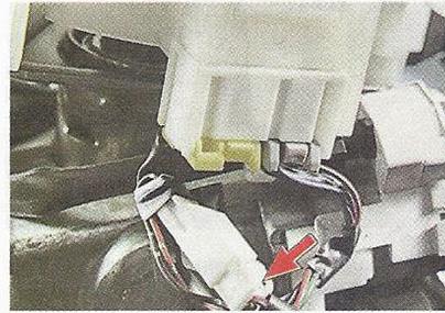 Разъединяем колодку жгута проводов датчика вставленного в замок ключа Nissan Primera
