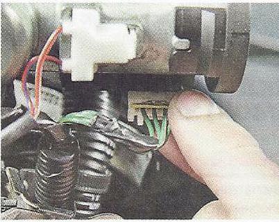 Нажимаем на фиксатор колодки жгута проводов антенного блока иммобилизатора Nissan Primera