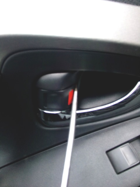 Снятие заглушки дверной ручки Toyota RAV4