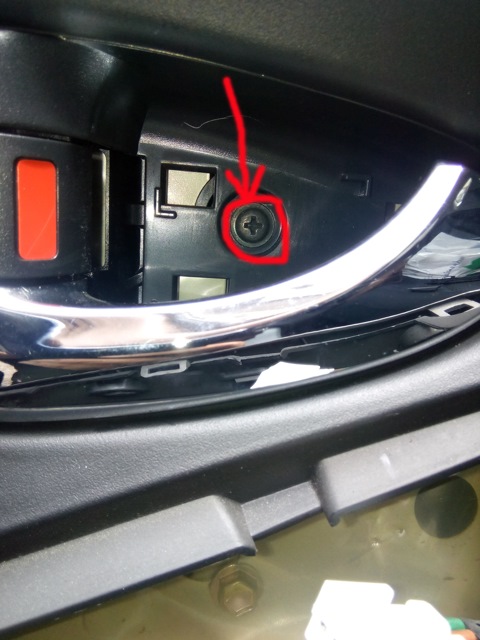 Винт держателя ручки дверного замка Toyota RAV4
