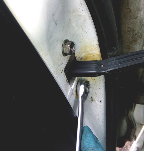 Откручивание болтов дверного ограничителя Toyota RAV4