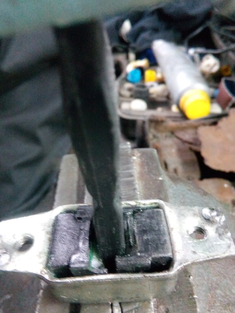 Окончание запрессовывания сухарей в корпус дверного ограничителя Toyota RAV4