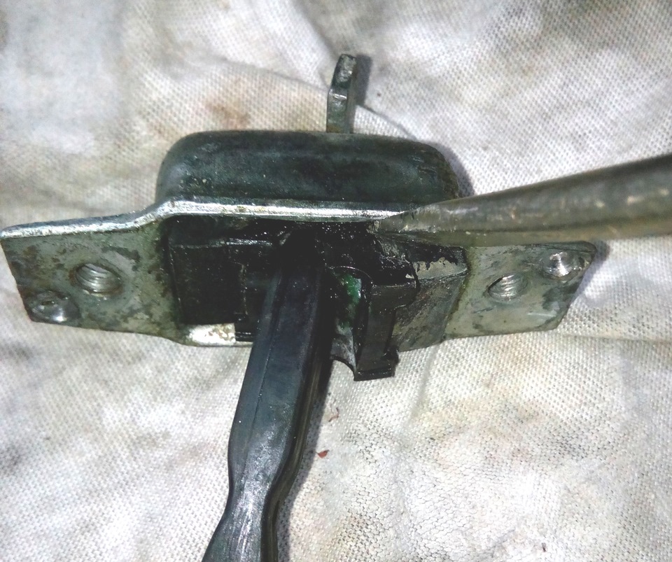 Извлечение сухарей с резинками из корпуса дверного ограничителя Toyota RAV4