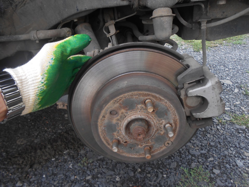 Ступица колеса со сломленной шпилькой в Toyota RAV4