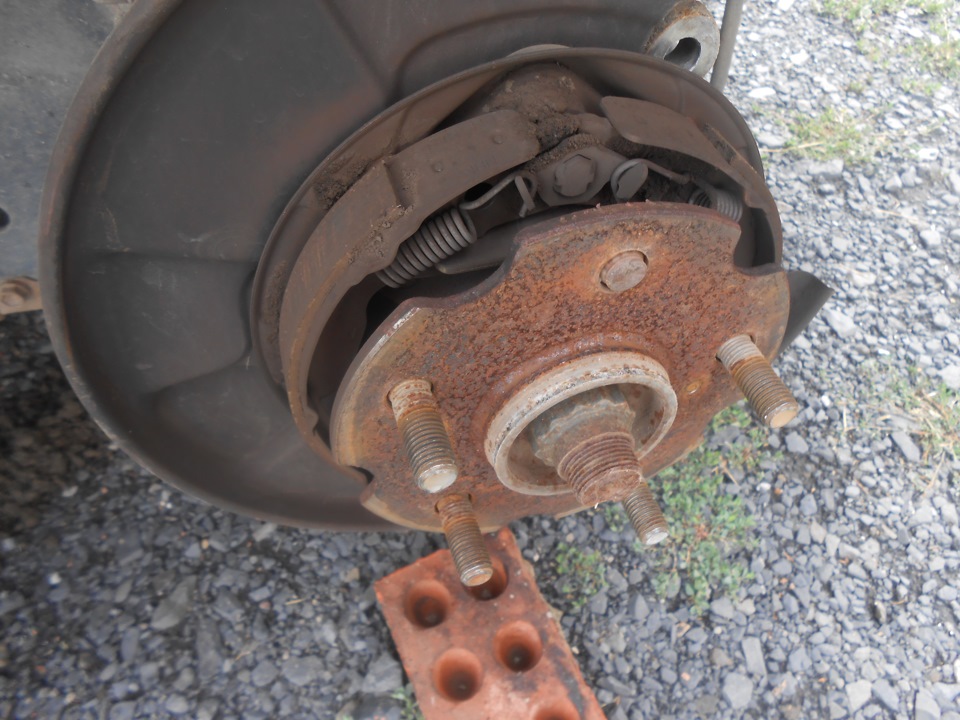 Ступица колеса со снятым тормозным диском в Toyota RAV4