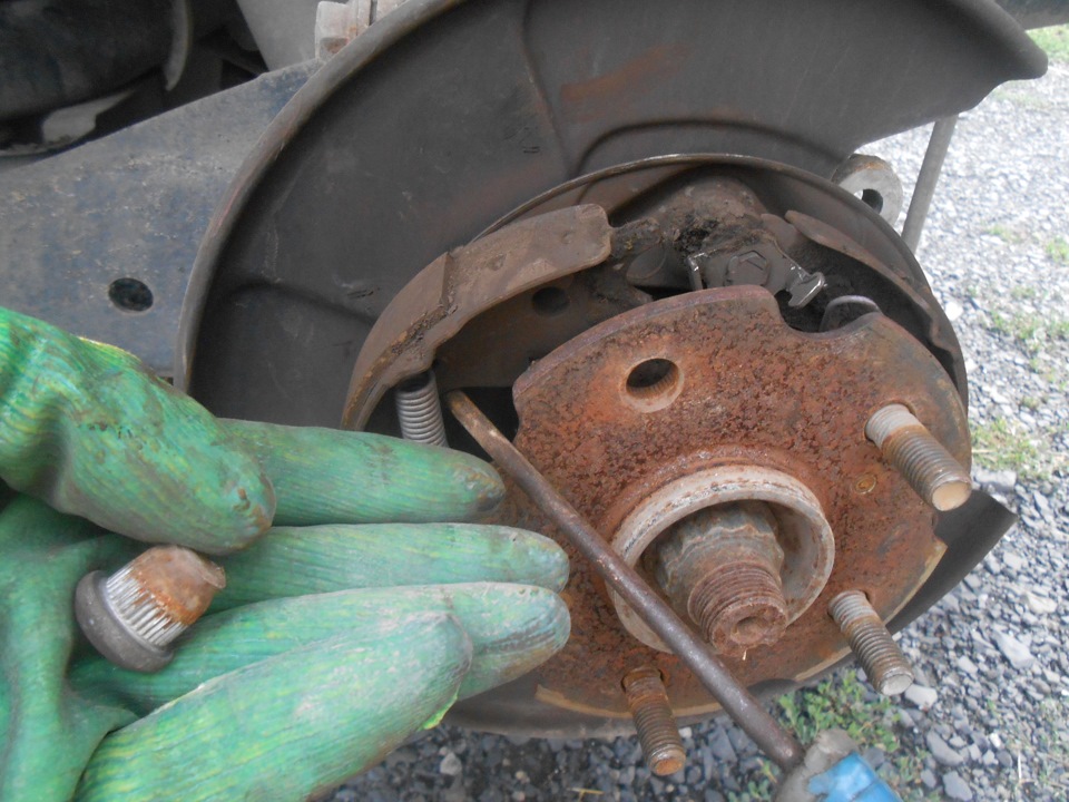 Разведение в стороны внутренних колодок ручника в Toyota RAV4