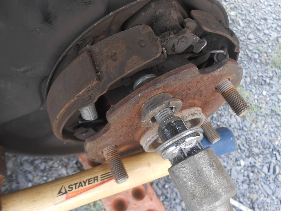 Метод установки новой шпильки колеса на место в Toyota RAV4