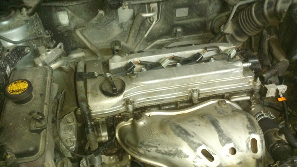 Установленная крышка головки блока цилиндров двигателя Toyota RAV4