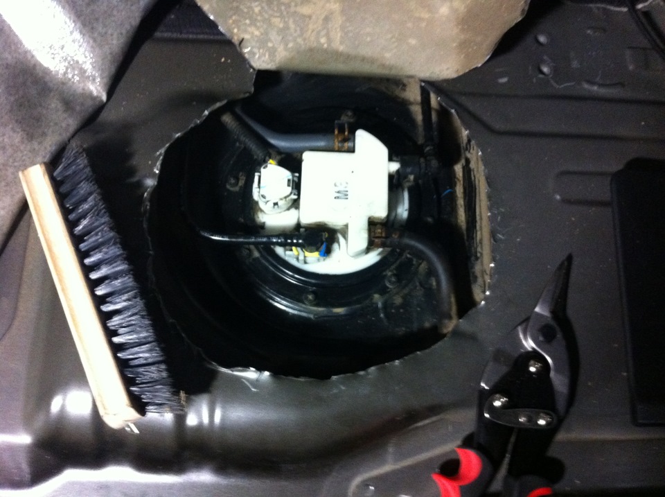 Очистка поверхности топливного модуля в Toyota RAV4