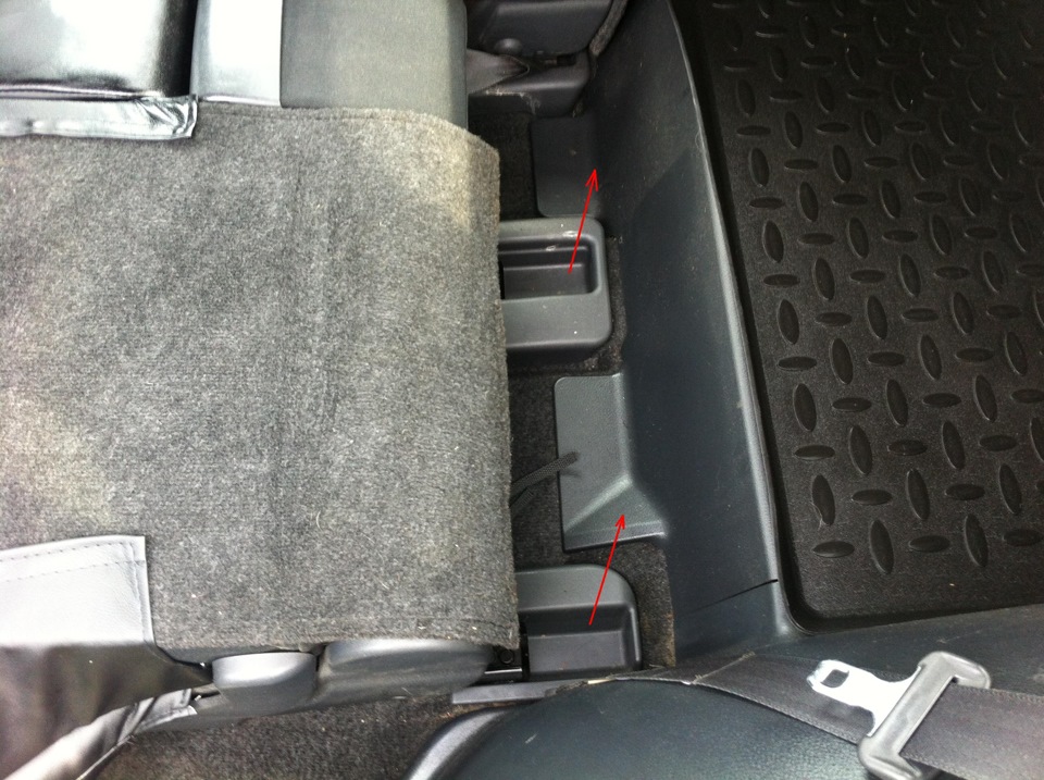 Снятие задних декоративных накладок салазок сиденья в Toyota RAV4 