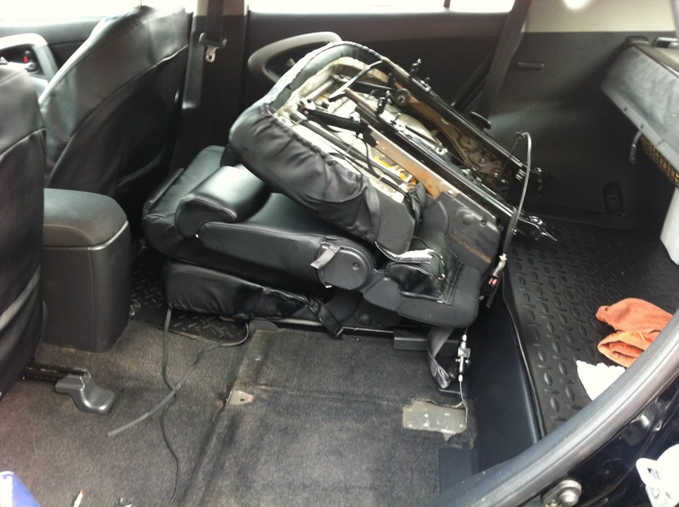 Снятое заднее сиденье Toyota RAV4
