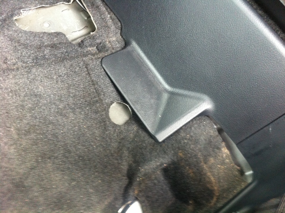 Высвобождение ковролина из-под края прижимной панели Toyota RAV4