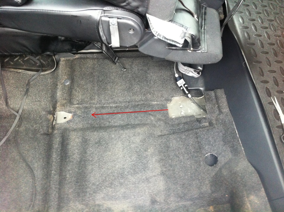 Место разреза ковролина для доступу до днища Toyota RAV4