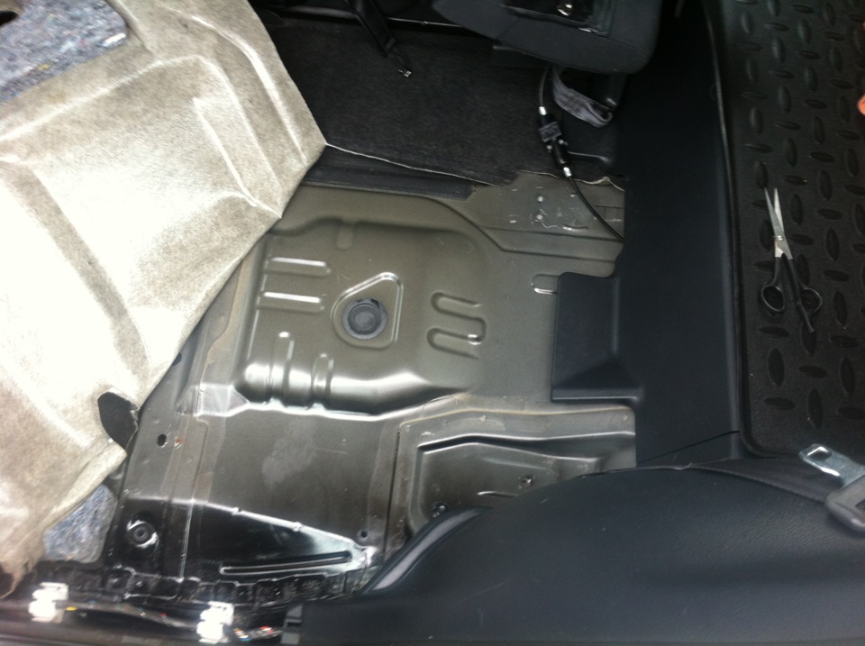 Отогнутый ковролин для доступа до топливного модуля из салона Toyota RAV4