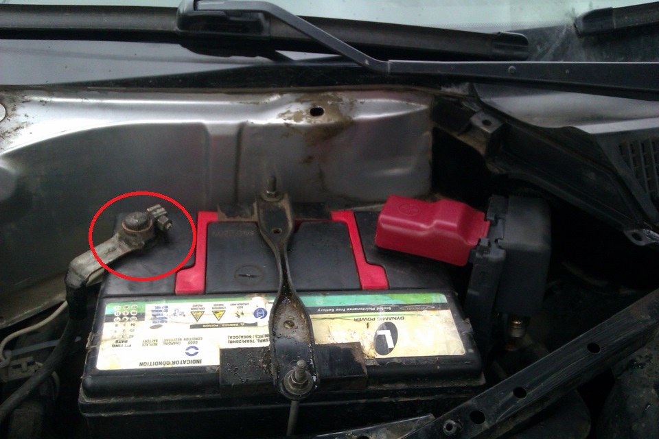 Снятие минусовой клеммы аккумулятора в Toyota RAV4