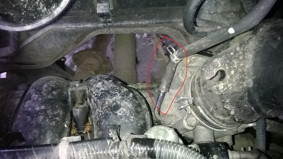 Отсоединение шланга вакуумной системы от дросселя Toyota RAV4