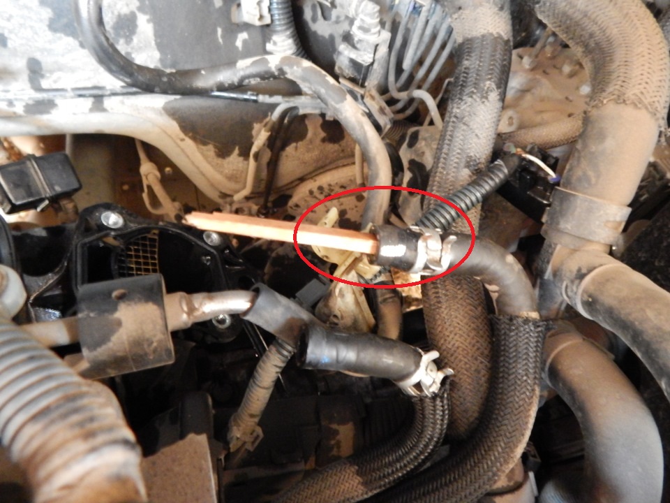 Шланг, из которого при отсоединении может пойти антифриз в Toyota RAV4