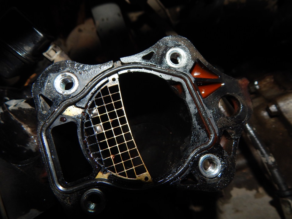 Загрязненный дроссель двигателя в Toyota RAV4