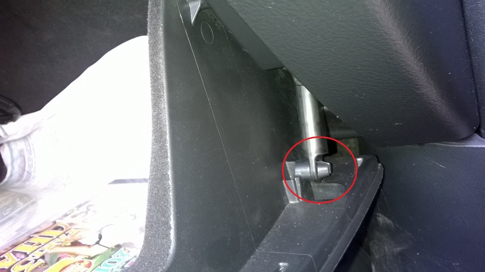 Снятие упора бардачка в Toyota RAV4