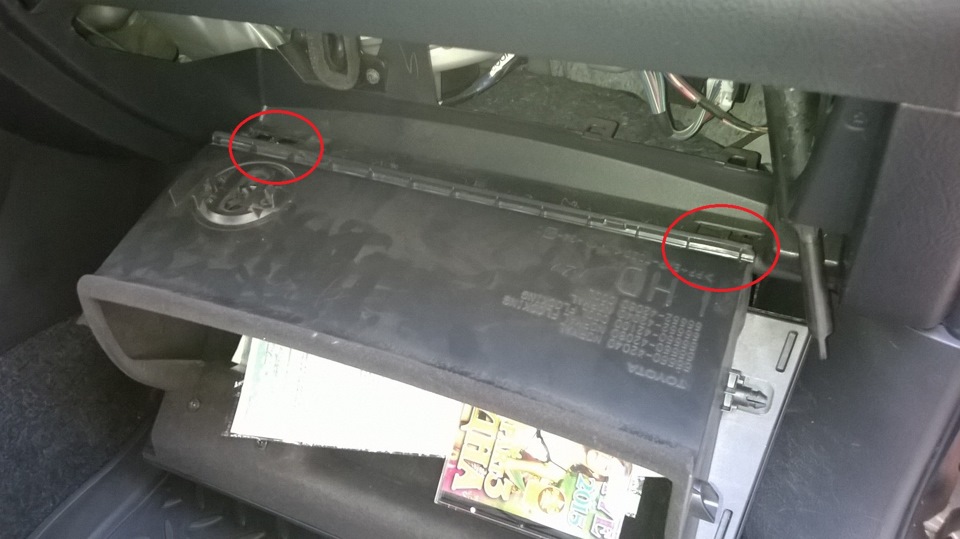 Месторасположение петлей ящика бардачка в Toyota RAV4