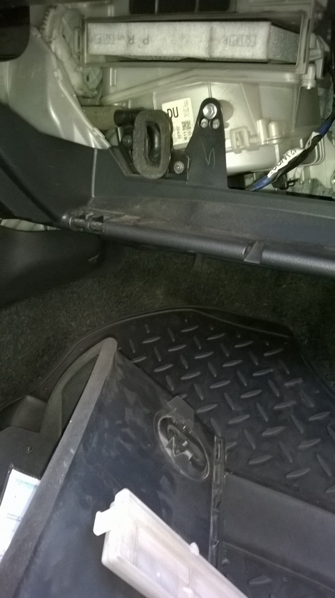 Извлечение салонного фильтра Toyota RAV4