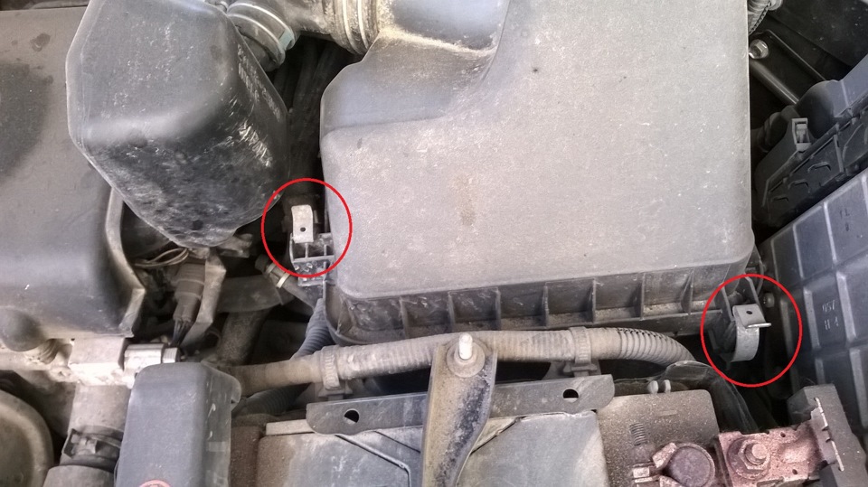 Расположение пружин фиксатора крышки воздушного фильтра Toyota RAV4