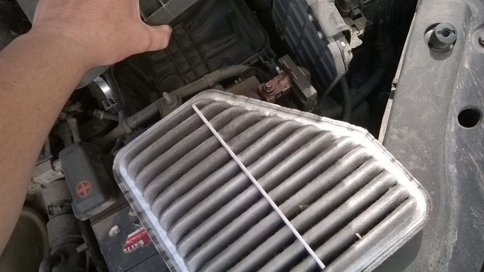 Грязный воздушный фильтр двигателя в Toyota RAV4