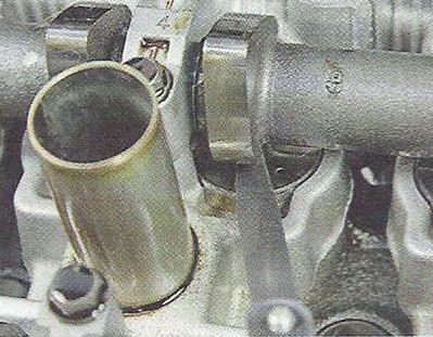 Измеряем щупом зазоры в приводе впускных клапанов Nissan Primera