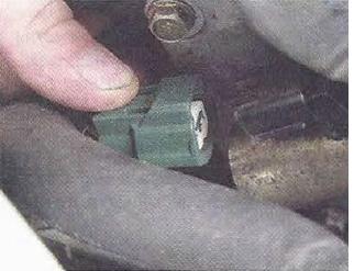 Отсоединяем колодку жгута проводов системы управления двигателем от управляющего клапана механизма изменения фаз впускного распределительного вала Nissan Primera